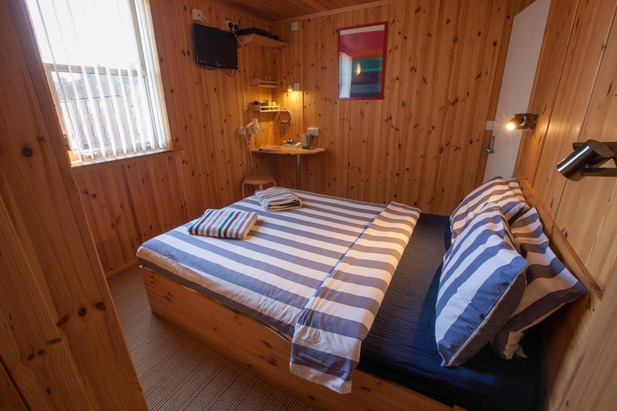 Discovery House Уитби Екстериор снимка