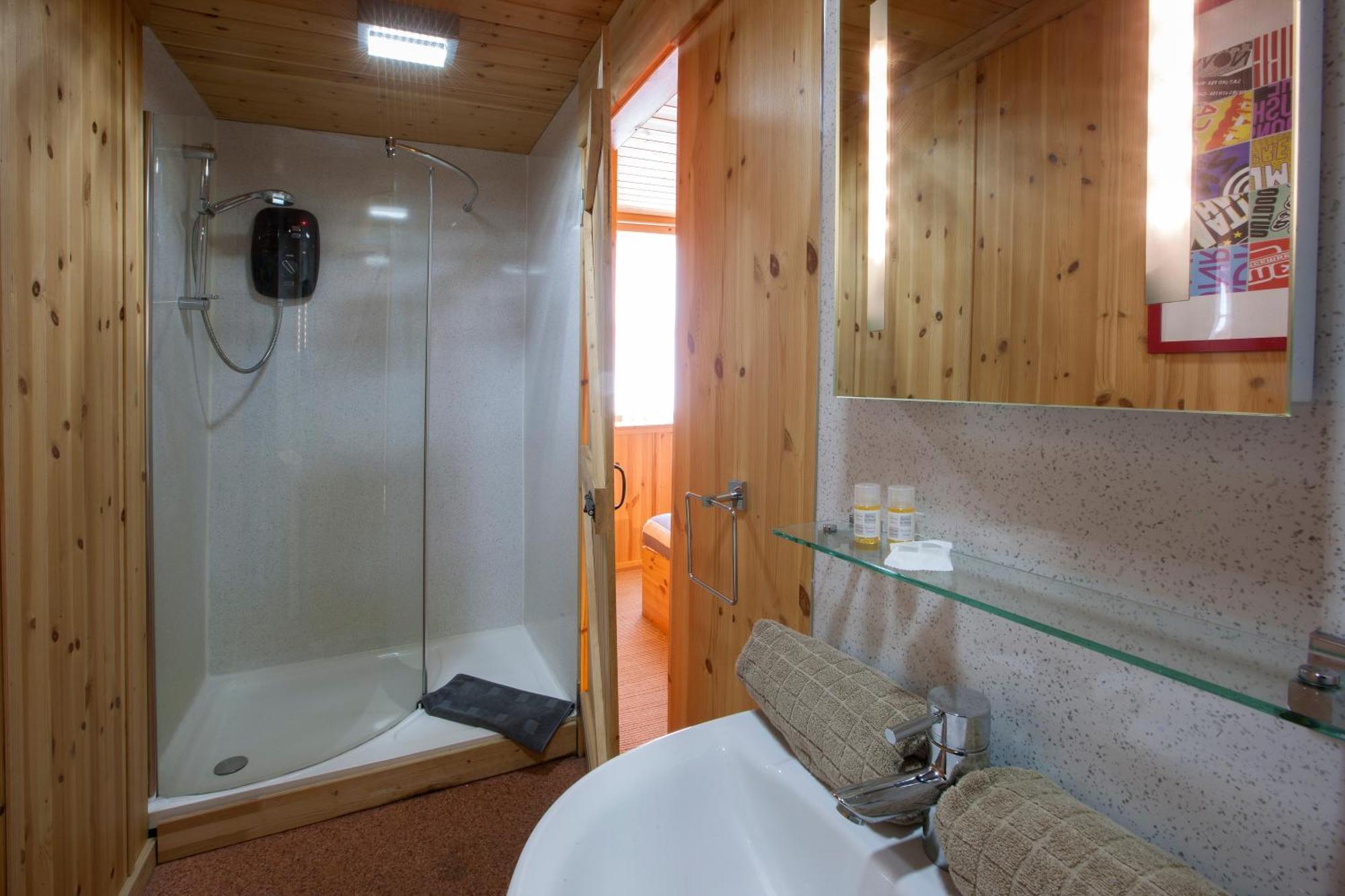 Discovery House Уитби Екстериор снимка