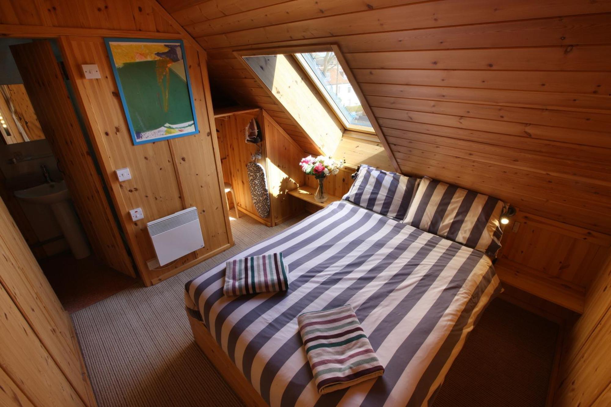 Discovery House Уитби Екстериор снимка