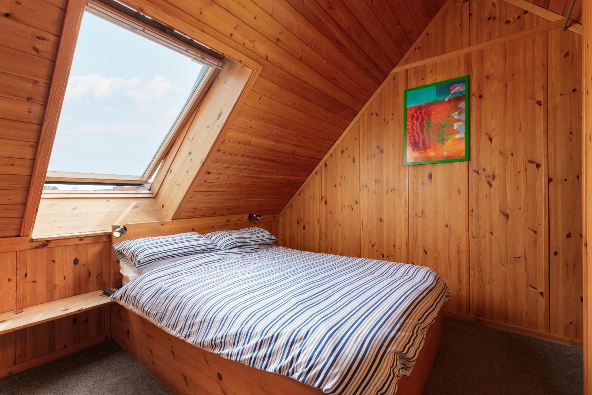 Discovery House Уитби Екстериор снимка